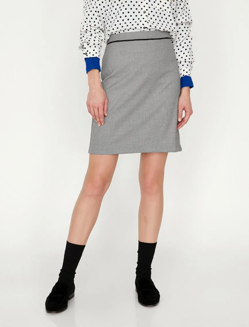 12249 Black Slim Fit Mini Skirt